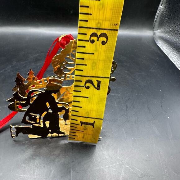 Vintage Danbury Mint 1985 Gold Tone 3D Christmas Ornament Ice Skaters Scene - Picture 6 of 6